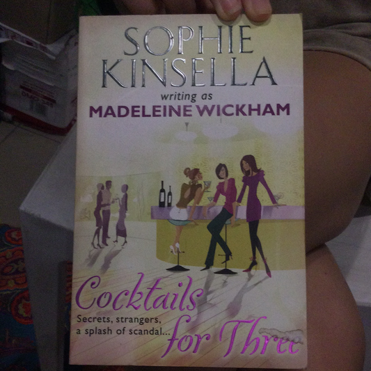 Cocktail dành cho ba người, của Madeleine Wickham (đã qua sử dụng)