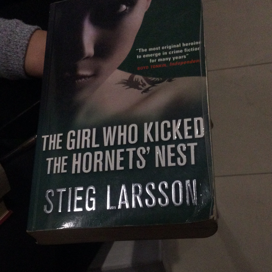 Cô Gái Đá Tổ Ong, của Stieg Larsson (đã qua sử dụng)