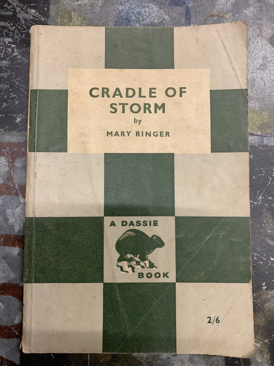 Cái nôi của cơn bão, bởi Mary Ringer