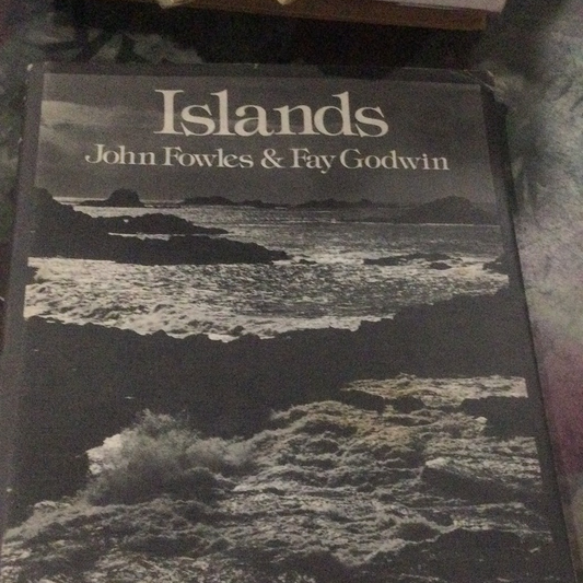 Quần đảo, của John Fowles &amp; Fay Goodwin (đã qua sử dụng, bìa cứng)