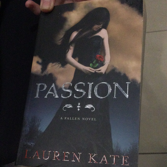 Niềm đam mê: Quyển 3 của bộ truyện Fallen, của Lauren Kate (đã qua sử dụng)